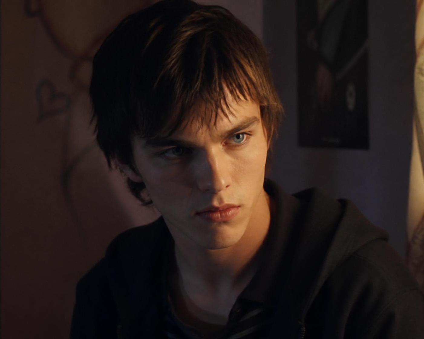 découvrez les films et séries tv incontournables qui mettent en lumière le talent unique de nicholas hoult, un acteur au jeu captivant et polyvalent.