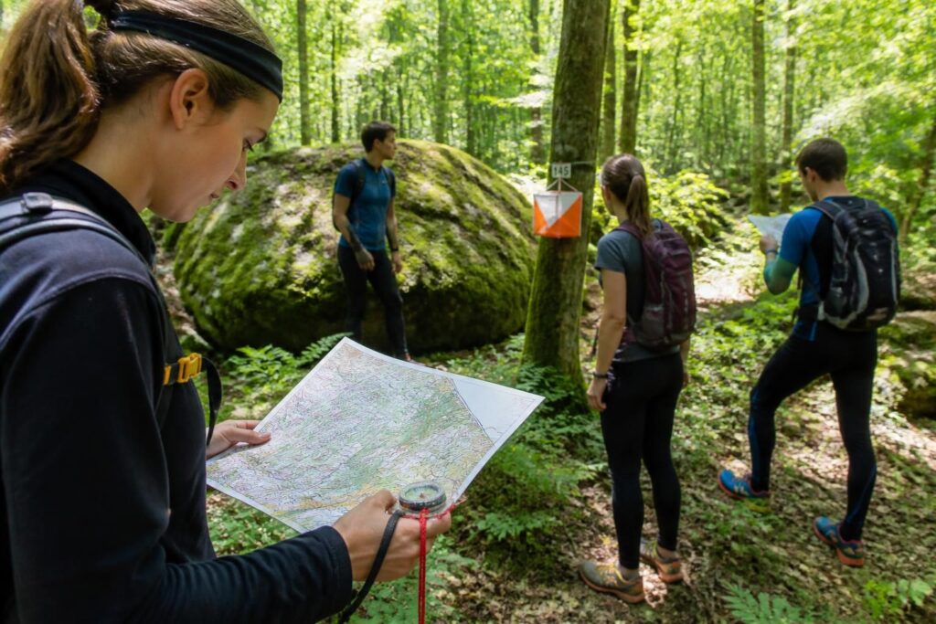 découvrez la différence entre l'orientation et l'orienteering, et comprenez le sens du terme 'orientée' ainsi que ses diverses utilisations pratiques.