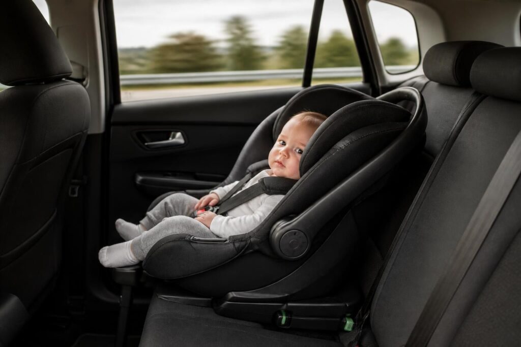 découvrez les règles essentielles pour assurer la sécurité de votre bébé en voiture et choisissez le siège auto le mieux adapté à ses besoins.