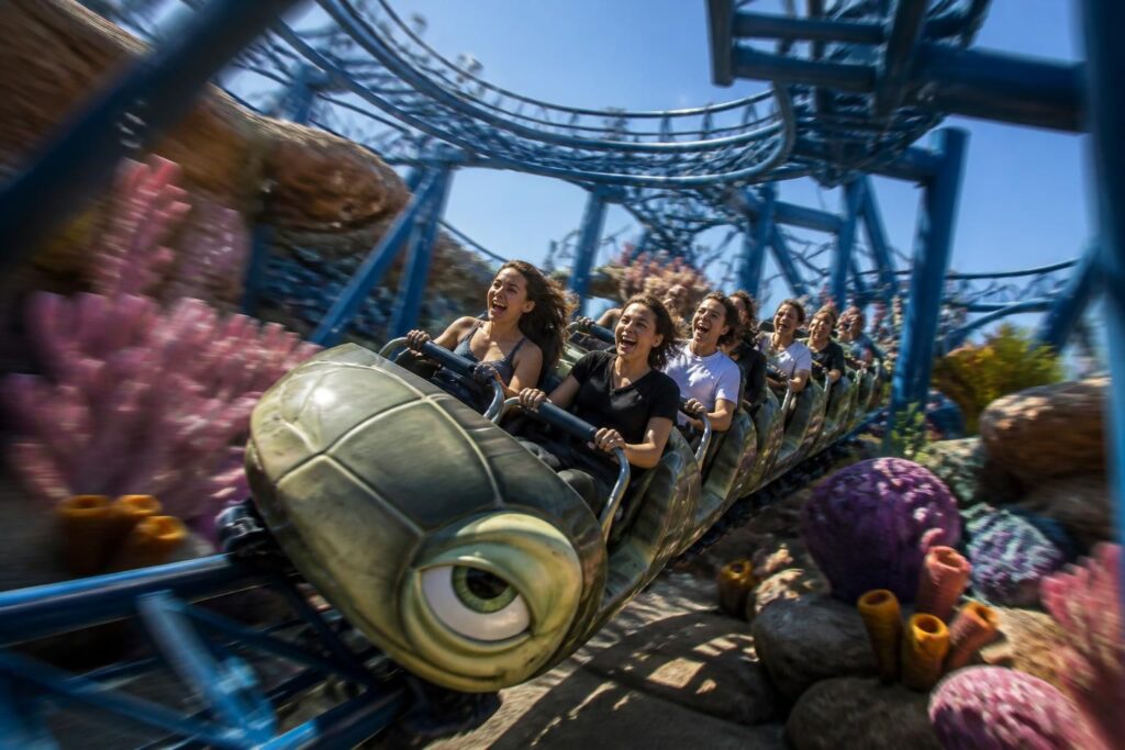 découvrez crush coaster à disneyland paris, le célèbre manège disney alliant sensations fortes et vitesse pour une aventure sous-marine inoubliable.